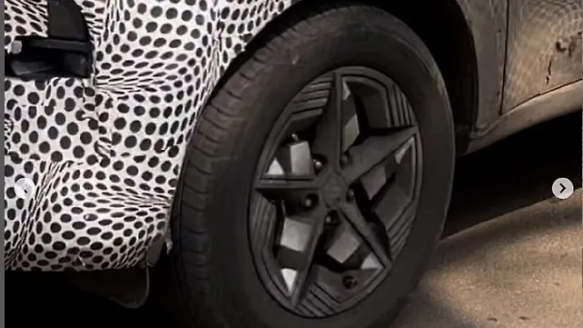 Tata Nexon facelift spotted with new alloy wheel design - CarWale