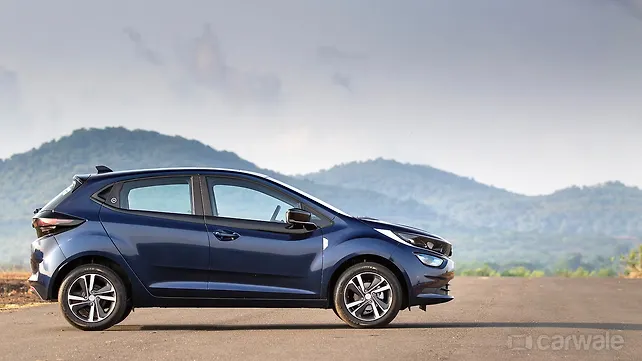 Tata Altroz [2020-2025] Right Side View