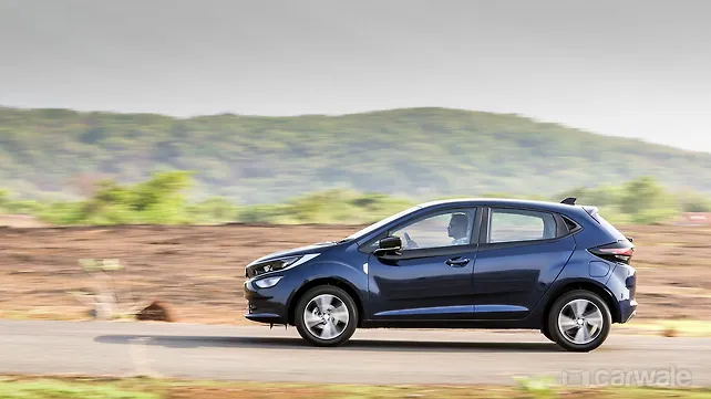 Tata Altroz [2020-2025] Right Side View