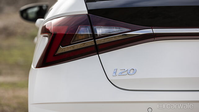  हुंडई i20 फ़ेसलिफ़्ट नए डिज़ाइन के अलॉय वील्स के साथ दिखी 