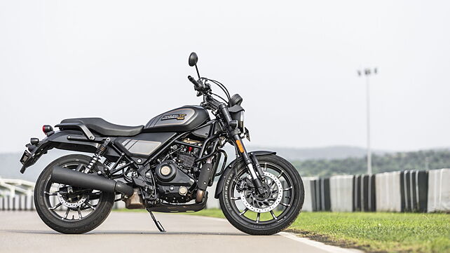 Video: Triumph Speed 400 Vs Harley Davidson X440 Comparison Review ...