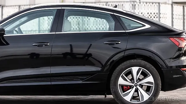 Audi Q8 e-tron Right Side View