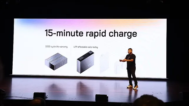 Arun Vinayak, CEO and Co-founder, Exponent Energy explaining 15-minute technology Arun Vinayak, CEO and Co-founder, Exponent Energy explaining 15-minute technology