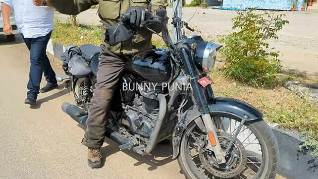 Royal Enfield Bobber 350 spotted testing up close!