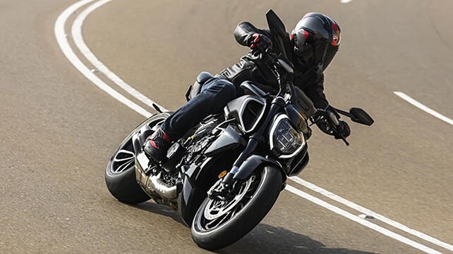 Ducati Diavel V4 Right Front Three Quarter