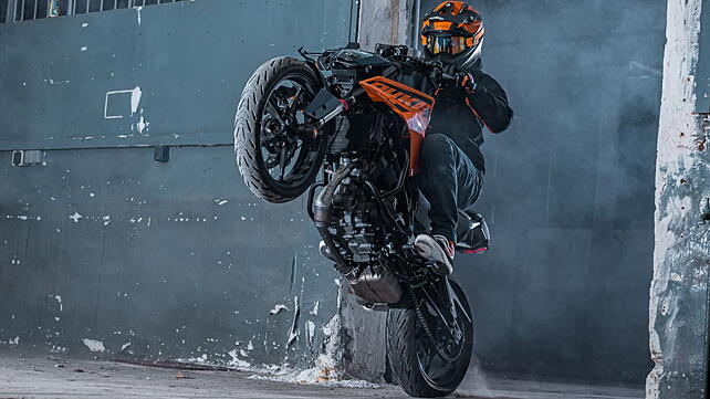 KTM 125 Duke [2024] Left Rear Three Quarter