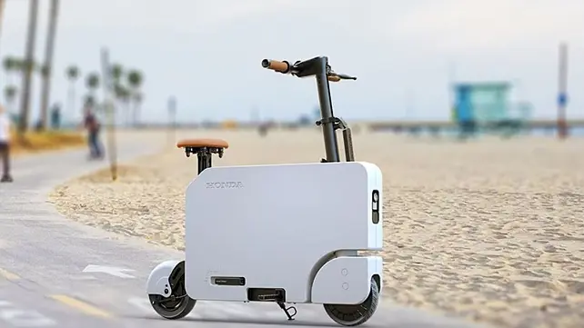 Honda’s quirky Motocompacto foldable electric scooter breaks cover! Honda’s quirky Motocompacto foldable electric scooter breaks cover!