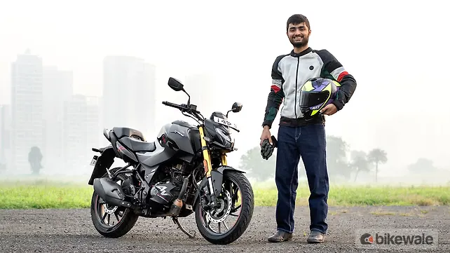 Hero Xtreme 160R 4V Right Front Three Quarter