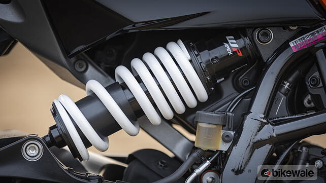 KTM 250 Duke Price - Mileage, Images, Colours | BikeWale