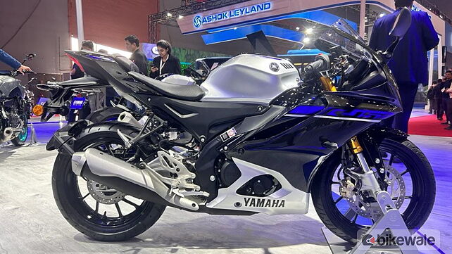 Yamaha R15M Carbon: Image Gallery