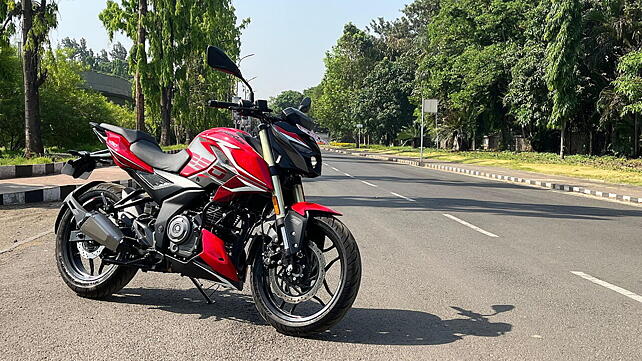 Bajaj Pulsar N250 Right Front Three Quarter