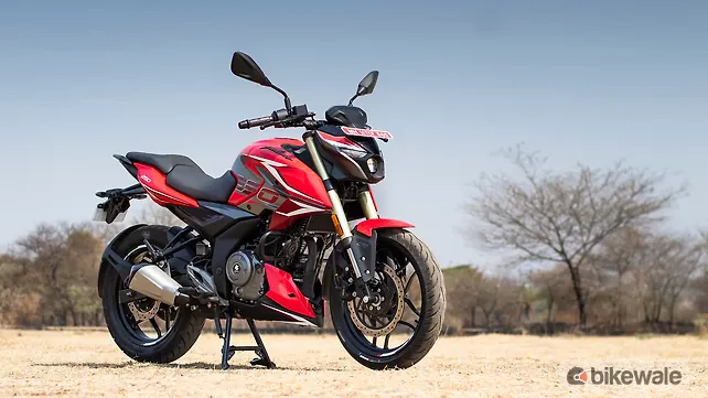 Bajaj Pulsar N250 Right Front Three Quarter