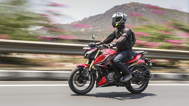 Bajaj Pulsar N250 Left Front Three Quarter