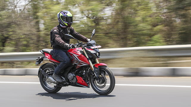 Bajaj Pulsar N250 Right Front Three Quarter