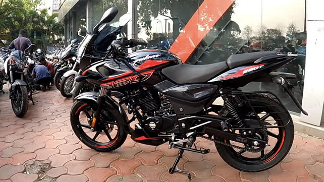 Bajaj Pulsar 220 F Left Rear Three Quarter