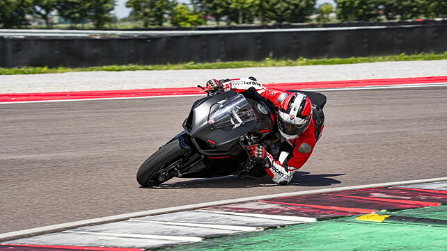 Ducati Panigale V2 Left Front Three Quarter