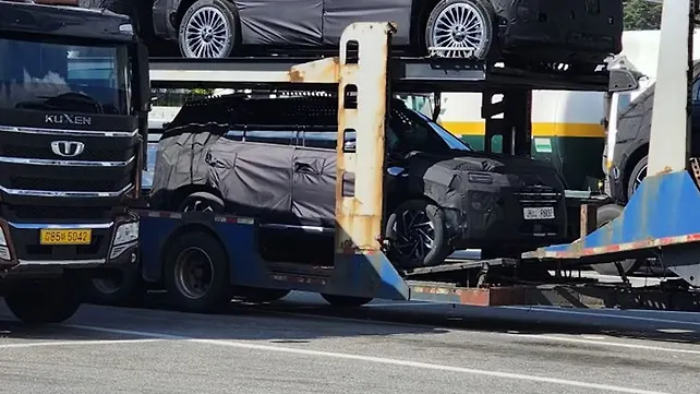 Hyundai Alcazar facelift spied again; fascia partially leaked Hyundai Alcazar facelift spied again; fascia partially leaked