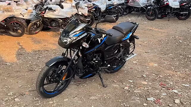 Bajaj Pulsar 125 Left Front Three Quarter