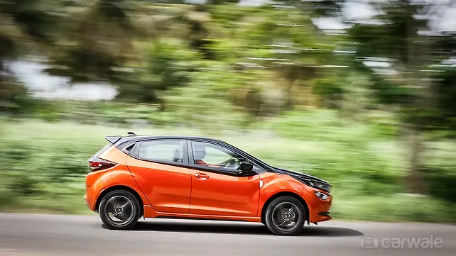 Tata Altroz [2020-2025] Right Side View