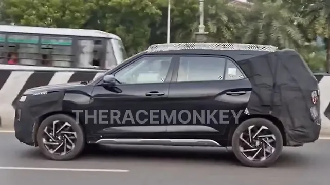 Hyundai Alcazar facelift in black colour spied testing Hyundai Alcazar facelift in black colour spied testing