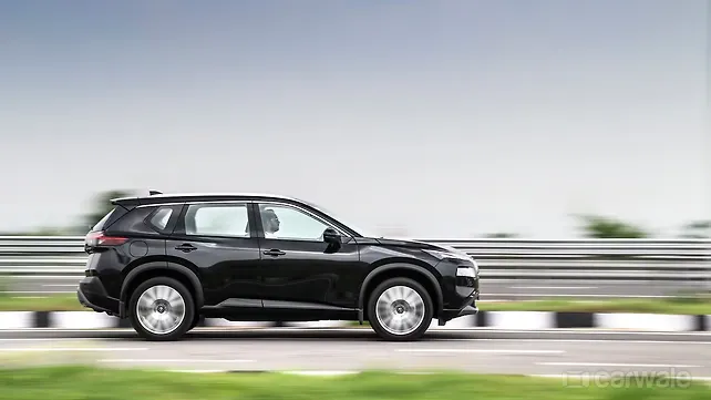 Nissan X-Trail Right Side View