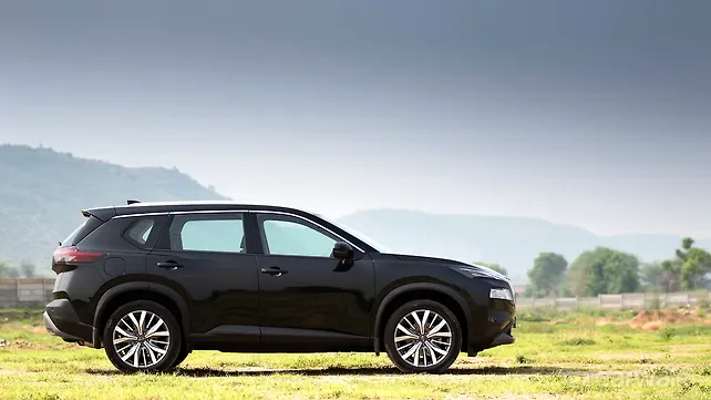 Nissan X-Trail Right Side View