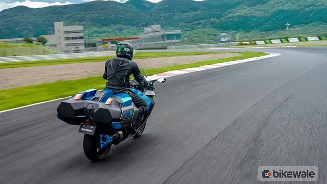 Kawasaki Ninja H2 SX Right Rear Three Quarter Kawasaki Ninja H2 SX Right Rear Three Quarter