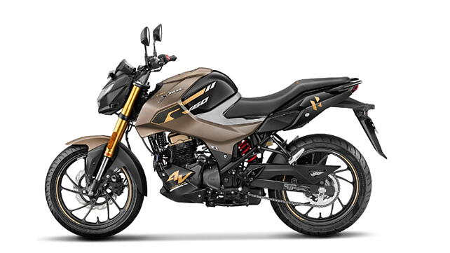 Hero Xtreme 160R 4V Left Front Three Quarter