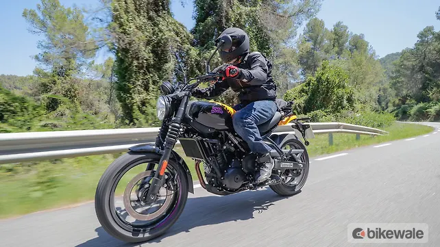 Royal Enfield Guerrilla 450 ด้านหน้าซ้าย มุมสามในสี่ ด้านหน้าซ้าย สามในสี่