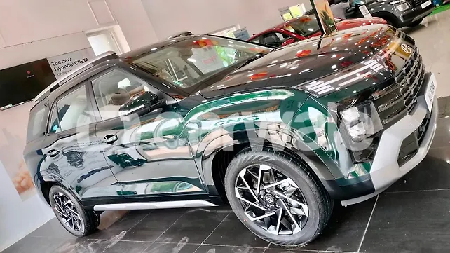 Hyundai Alcazar facelift starts reaching showrooms across India - CarWale