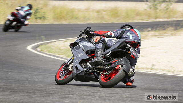 TVS Apache RR 310 Vista lateral derecha