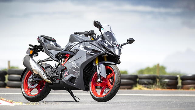 TVS Apache RR 310 Vista lateral derecha