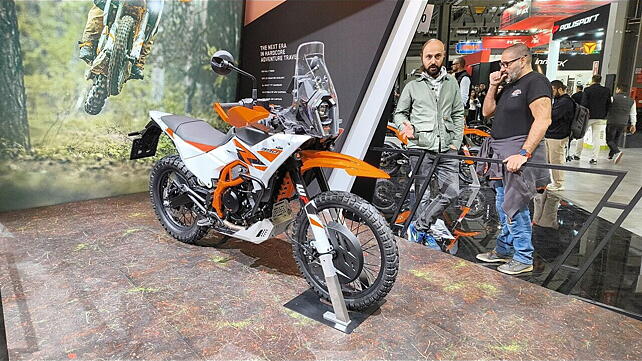 KTM 390 Adventure [2025] Right Front Three Quarter