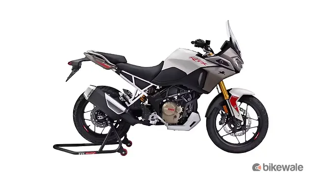 มุมมองด้านขวาของ TVS Apache RTX 300