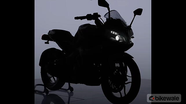 Bajaj Pulsar RS 200 Right Front Three Quarter