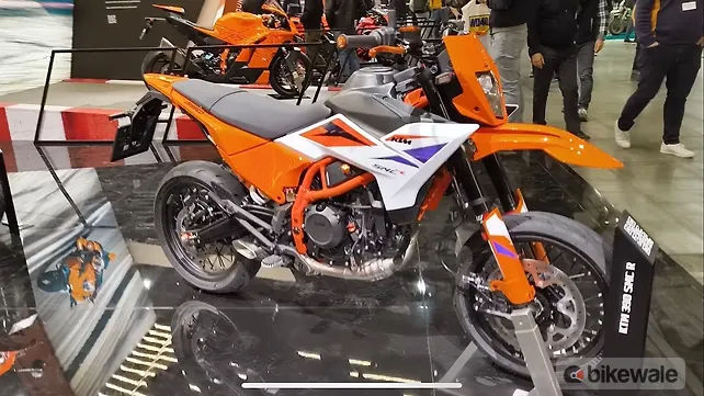 KTM 390 SMC R Right Front Three Quarter KTM 390 SMC R Right Front Three Quarter