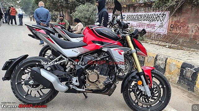 Bajaj Pulsar RS 200 Right Side View