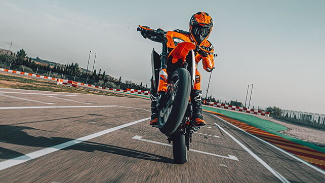 KTM 390 SMC R supermoto full details revealed! 