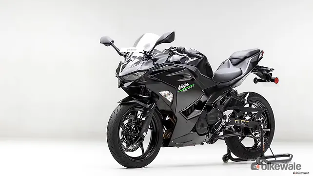 Kawasaki Left Front Three Quarter Kawasaki Left Front Three Quarter