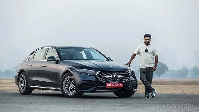 Mercedes-Benz E-Class Right Front Three Quarter