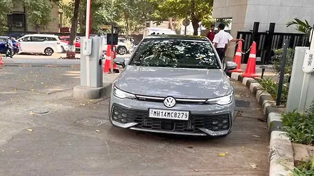 नई Volkswagen Golf GTI टेस्टिंग के दौरान बिना कवर के आई नज़र; जल्द हो सकती है लॉन्च! नई Volkswagen Golf GTI टेस्टिंग के दौरान बिना कवर के आई नज़र; जल्द हो सकती है लॉन्च!