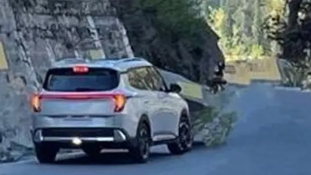 2025 Kia Carens Spied Undisguised: This is it! 2025 Kia Carens Spied Undisguised: This is it!