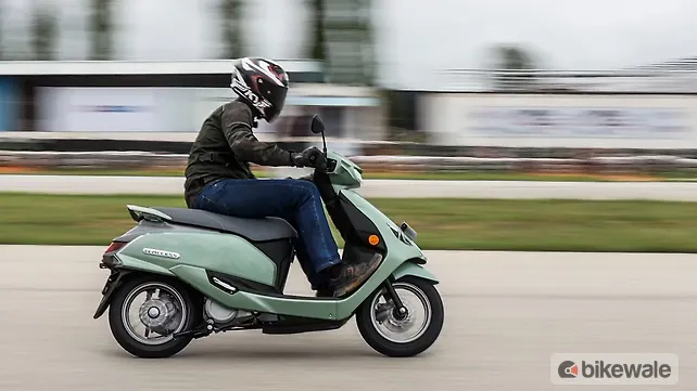 Suzuki E Access Right Front Three Quarter