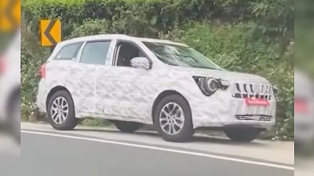 Mahindra XUV700 Facelift Spied Testing for the First Time! Mahindra XUV700 Facelift Spied Testing for the First Time!