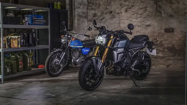 Suzuki GSX-8R Left Front Three Quarter