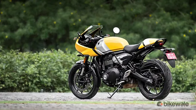 Triumph Thruxton 400 Right Side View