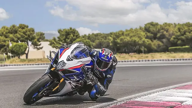 Suzuki GSX-8R Left Front Three Quarter