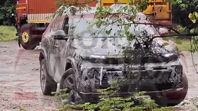 New-gen Renault Duster Spied after Nissan Tekton Unveil New-gen Renault Duster Spied after Nissan Tekton Unveil