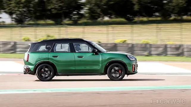 MINI Countryman Right Side View MINI Countryman Right Side View