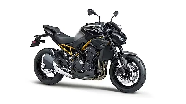 มุมมองด้านขวาของ Kawasaki Z900